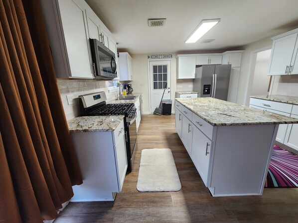 Microwave, oven, stovetop, dishwasher - Peaceful 4-bedroom pet-friendly house with AC in charming Port Huron (Port Huron)