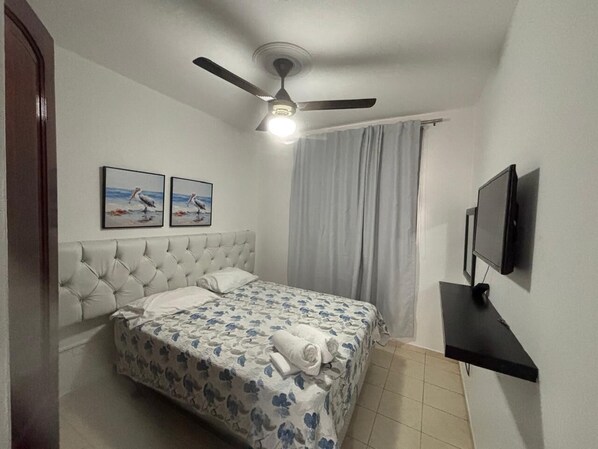 Espacio para trabajar con laptop y cortinas blackout 