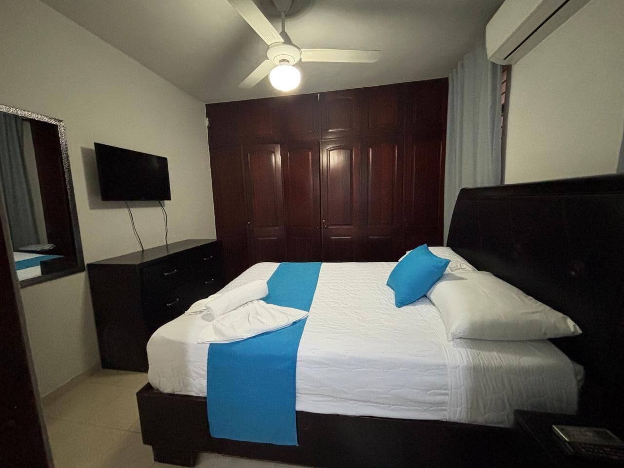 Apartemen Keluarga | Ruang kerja ramah laptop, tirai kedap cahaya, dan setrika/meja setrika