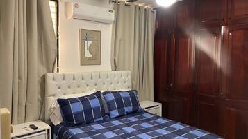 Espacio para trabajar con laptop y cortinas blackout