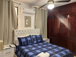 Perhehuoneisto | Kannettavalle tietokoneelle sopiva työtila, pimennysverhot