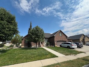 Exterior - Salem Sweet Spot - basement apartment (Salem)