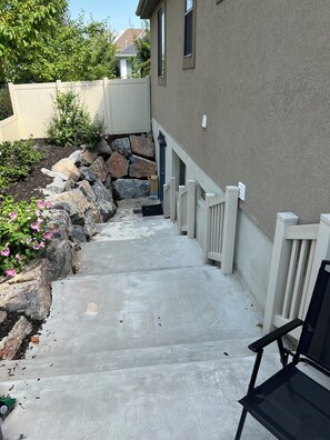 Property grounds - Salem Sweet Spot - basement apartment (Salem)