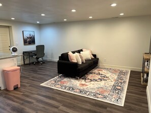 Living area - Salem Sweet Spot - basement apartment (Salem)