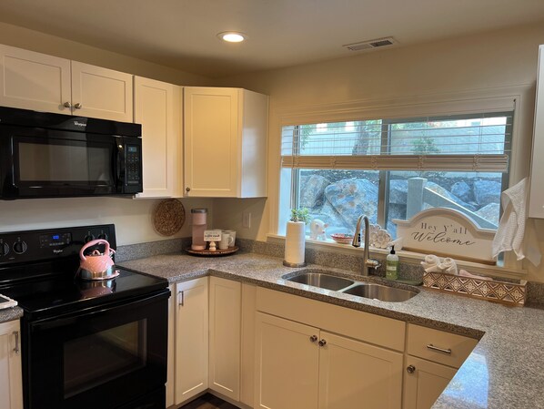 Private kitchen - Salem Sweet Spot - basement apartment (Salem)