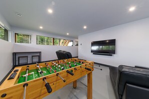 Game room - Quiet, modern chalet, close to ski/bike trails, pets welcome (Petite-Rivière-Saint-François)