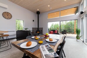 Dining - Quiet, modern chalet, close to ski/bike trails, pets welcome (Petite-Rivière-Saint-François)