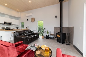 TV, fireplace - Quiet, modern chalet, close to ski/bike trails, pets welcome (Petite-Rivière-Saint-François)