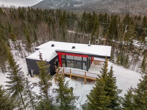 Exterior - Quiet, modern chalet, close to ski/bike trails, pets welcome (Petite-Rivière-Saint-François)