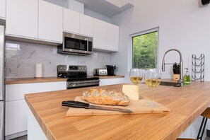 Microwave, oven, stovetop, dishwasher - Quiet, modern chalet, close to ski/bike trails, pets welcome (Petite-Rivière-Saint-François)