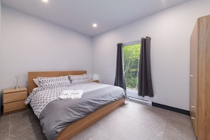 3 bedrooms, free WiFi, bed sheets - Quiet, modern chalet, close to ski/bike trails, pets welcome (Petite-Rivière-Saint-François)