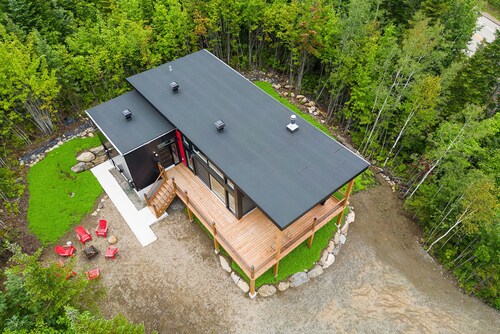 Quiet, modern chalet, close to ski/bike trails, pets welcome