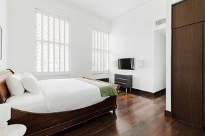 2 bedrooms, iron/ironing board, WiFi, bed sheets - Blueground | Earl's Court, view, nr Natural History Museum (London)
