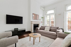 TV, stereo - Blueground | Earl's Court, view, nr Natural History Museum (London)