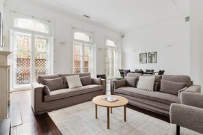 TV, stereo - Blueground | Earl's Court, view, nr Natural History Museum (London)