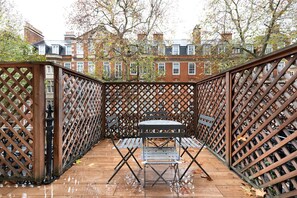 Outdoor dining - Blueground | Earl's Court, view, nr Natural History Museum (London)