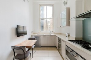 Fridge, microwave, oven, dishwasher - Blueground | Earl's Court, view, nr Natural History Museum (London)