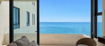2 Bedroom Ocean View Luxury Apt with Rooftop Pool