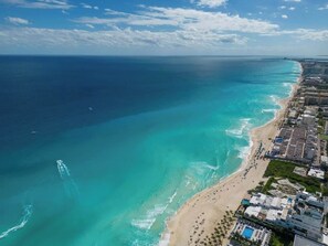 Beach - Spacious 2BR · Steps to Beach · Hotel Zone Cancún (Cancún)