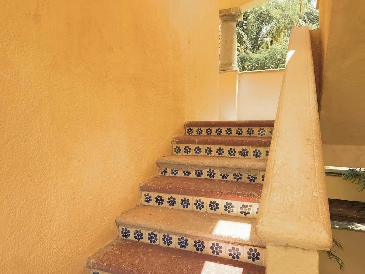 Eine Treppe mit gemusterten Stufen, die zu einer Zwischenebene führt.