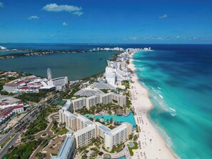 Beach - Spacious 2BR · Steps to Beach · Hotel Zone Cancún (Cancún)