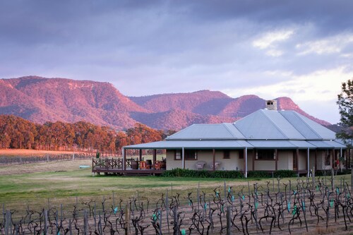 Hanging Tree Homestead - vineyard views, nature & farm animals. Pet-Friendly!