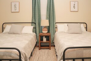 Een strijkplank/strijkijzer, gratis wifi, beddengoed