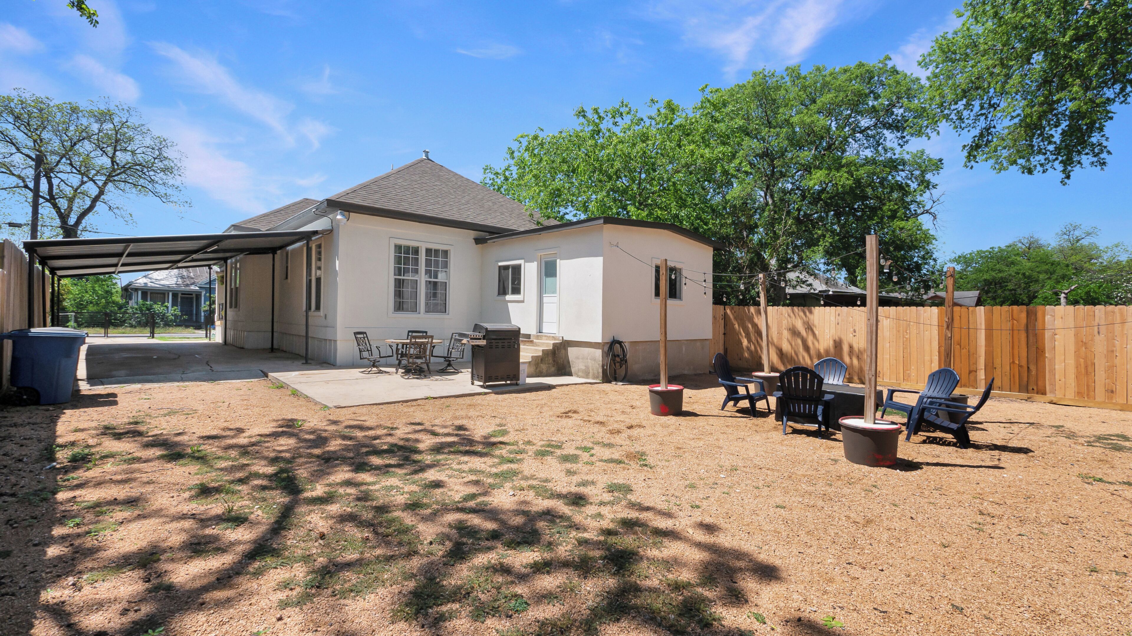 屋外ダイニングエリア