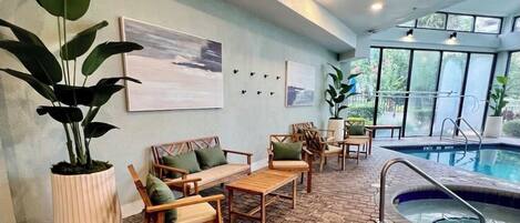 Alberca techada y alberca al aire libre