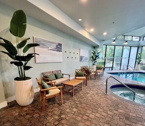 A pool area with seating and a large potted plant. - Cozy Studio near Universal (Orlando)