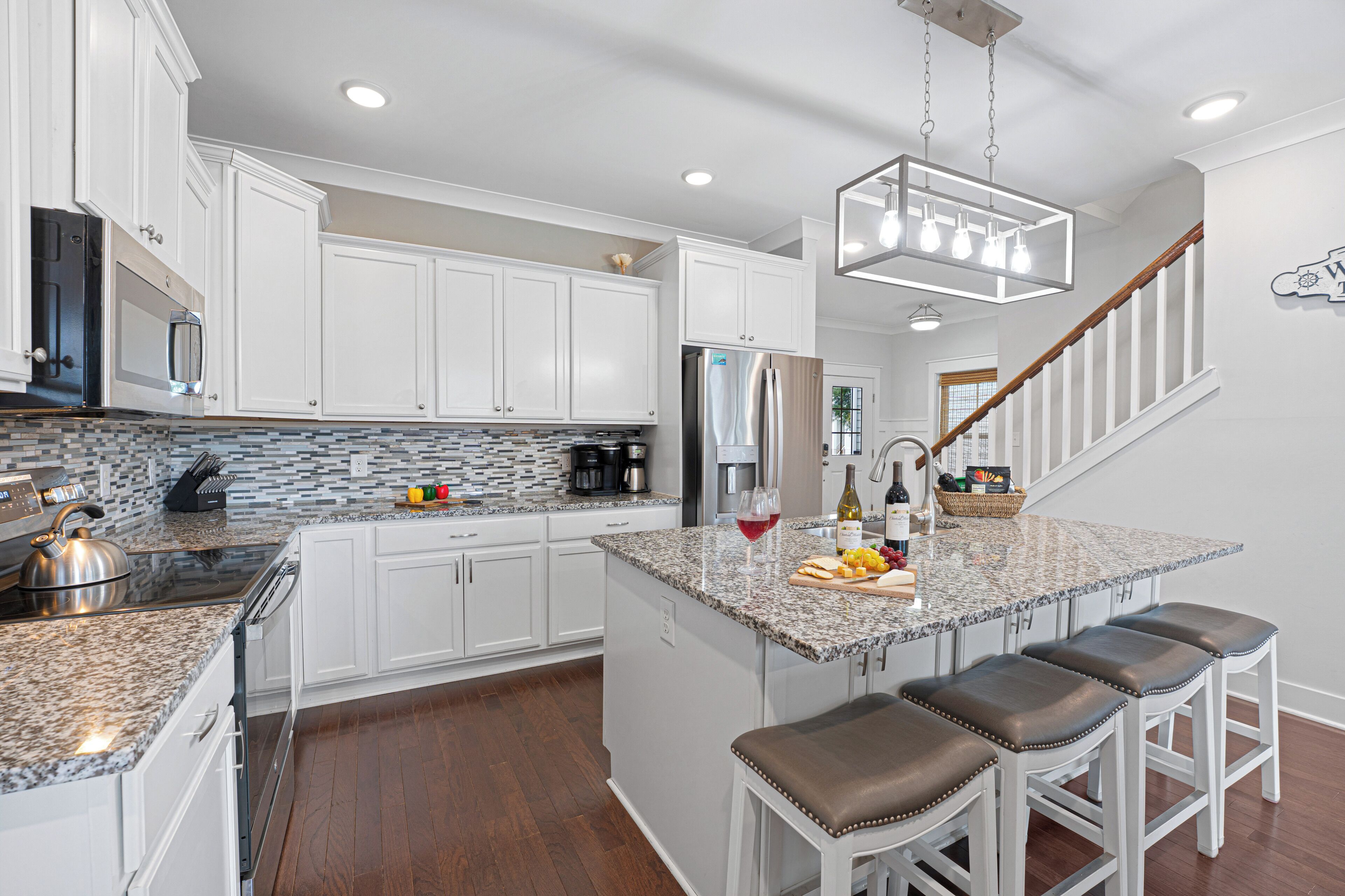 Jääkaappi, mikroaaltouuni, uuni, liesi