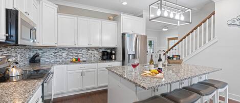 雪櫃、微波爐、焗爐、爐具