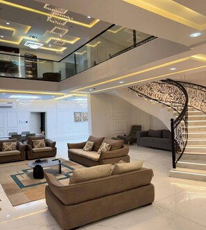 المنشأة من الداخل