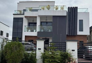 Exterior - 4-bedroom Villa with swimming pool. 24/7 Electricity, 24/7 Security. (AJAH)