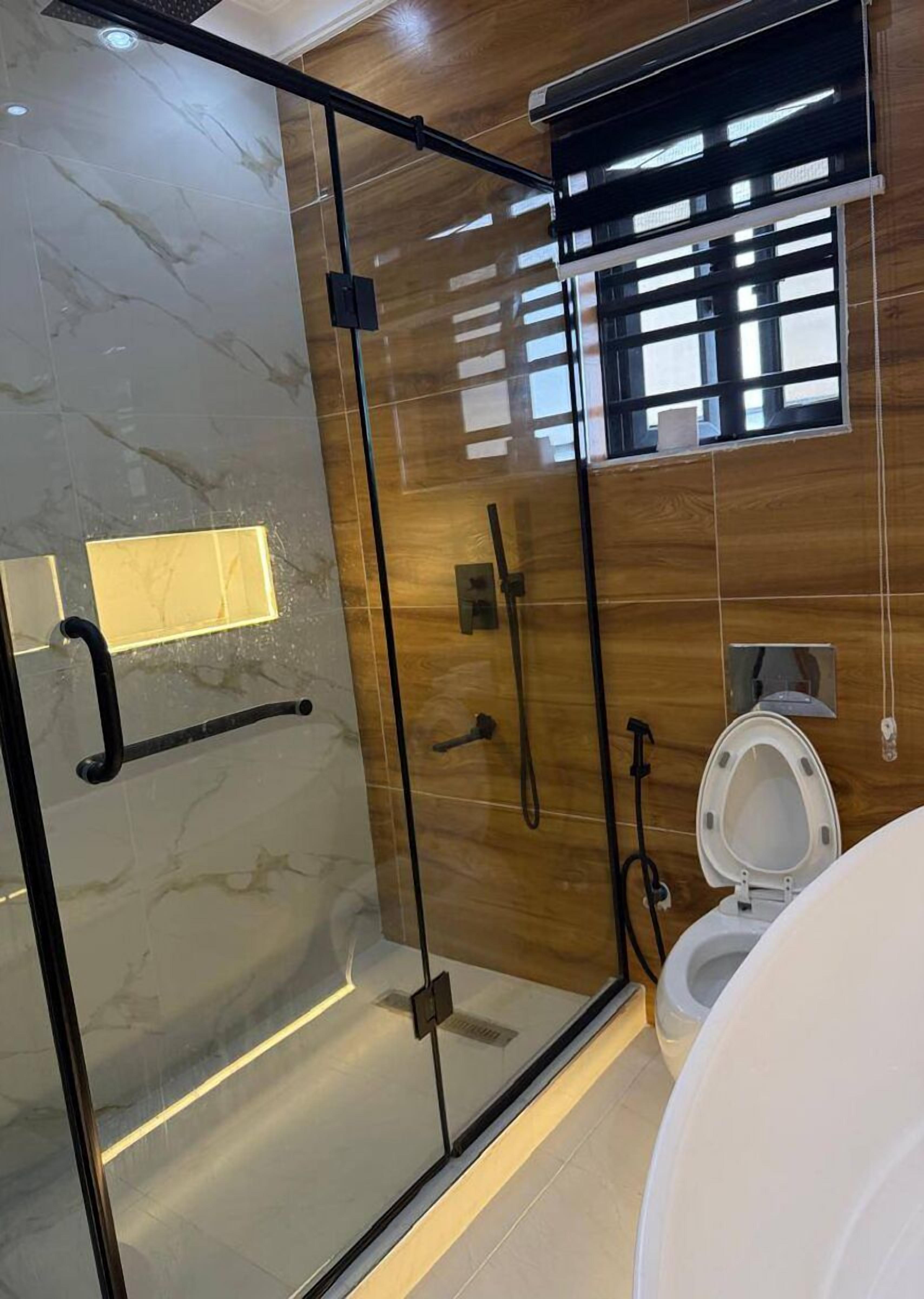 Douche, serviettes fournies, savon, shampoing