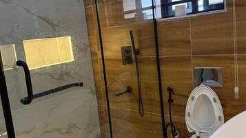 Douche, serviettes fournies, savon, shampoing
