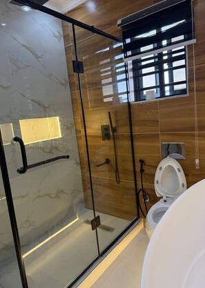 Chuveiro, toalhas de banho, sabonete, shampoo