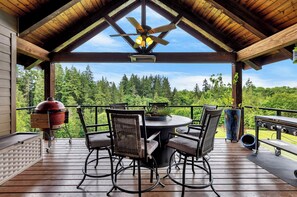Outdoor dining - The Ridgefield Grand Estate – Luxury on 3 Levels (Ridgefield)