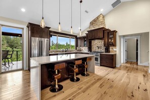 Private kitchen - The Ridgefield Grand Estate – Luxury on 3 Levels (Ridgefield)