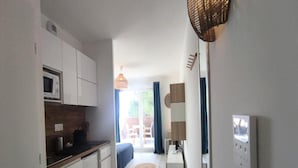 Fridge, microwave, cookware/dishes/utensils - Studio for 2 People (Agde)
