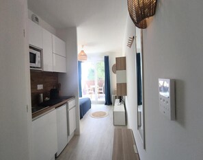 Kühlschrank, Mikrowelle, Kochgeschirr/Geschirr/Besteck