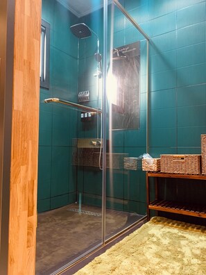 Een douche, een haardroger, een bidet, handdoeken