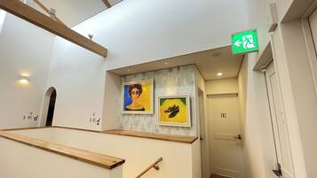 Schreibtisch, laptopgeeigneter Arbeitsplatz, kostenloses WLAN