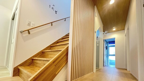 A wooden staircase with a handrail, leading to a room with a wooden ceiling and a door at the end. - TINY HOTEL YADORIGI KAMIGOTO (Shinkamigoto)