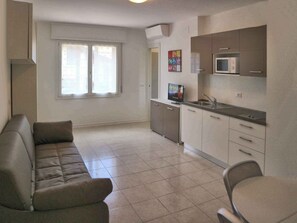 TV - Studio with air conditioning (Lignano Sabbiadoro)