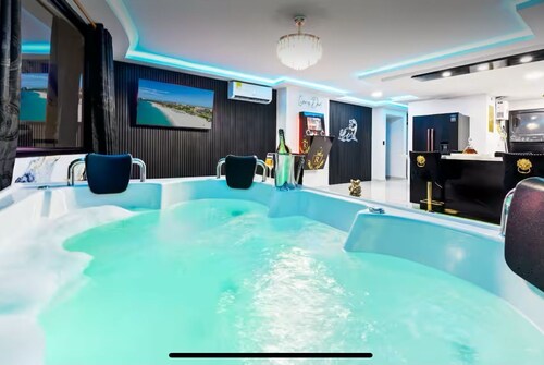 Luxury SkyView Jacuzzi Suite City Night Lights Sunrise Ocean&Palm tree views