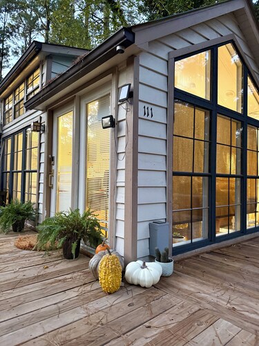 Curated 1-bedroom bungalow near Lake Darbonne with cozy porch fire pit!