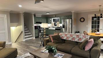 Smart-TV, peis, DVD-spiller og bøker