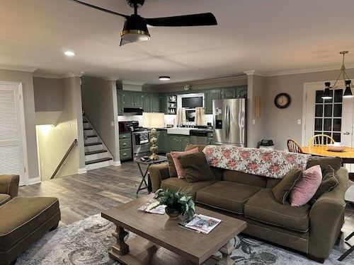 Sleepin' Hickory: Deep Woods Luxury, Game Room & Winding Creek View