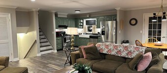 Sleepin' Hickory: Deep Woods Luxury, Game Room & Winding Creek View